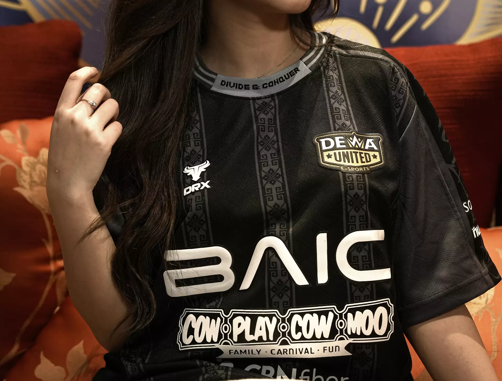 Jersey Dewa United Esports hitam